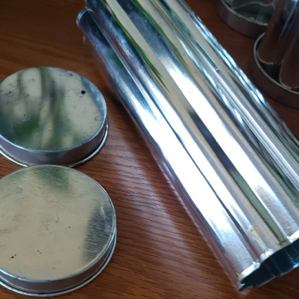 Pampered Chef- Set of 4 Silver Metal Baking Molds